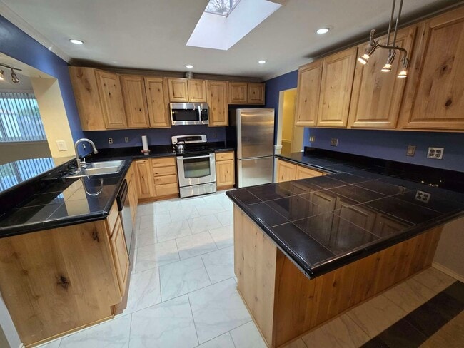 Building Photo - Spacious Home in NE Heights