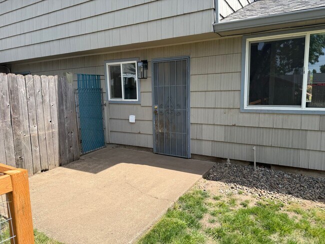 Building Photo - Updated 2 bedroom 1 bath duplex!
