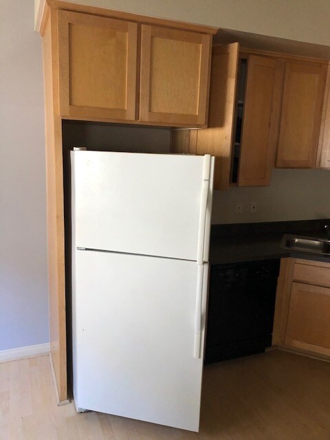 REFRIGERATOR - 1325 N Poinsettia Pl
