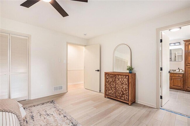 Building Photo - 1996 Briarwood Dr