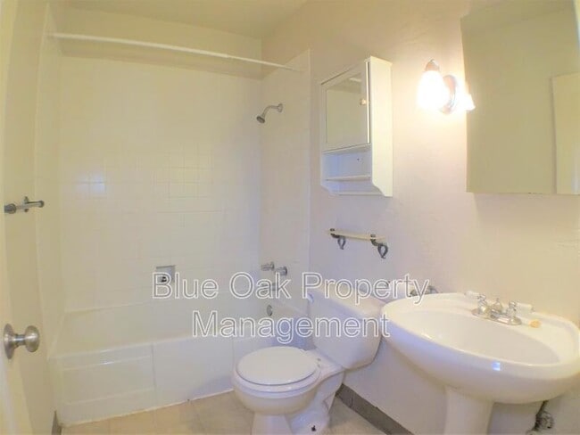 Building Photo - 337 W 1st Ave