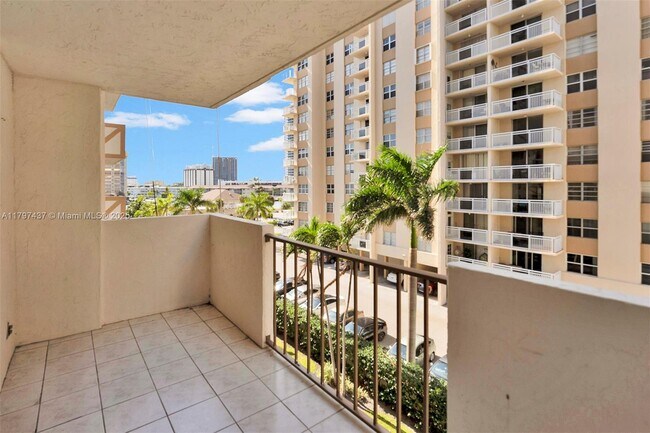 Building Photo - 1865 S Ocean Dr