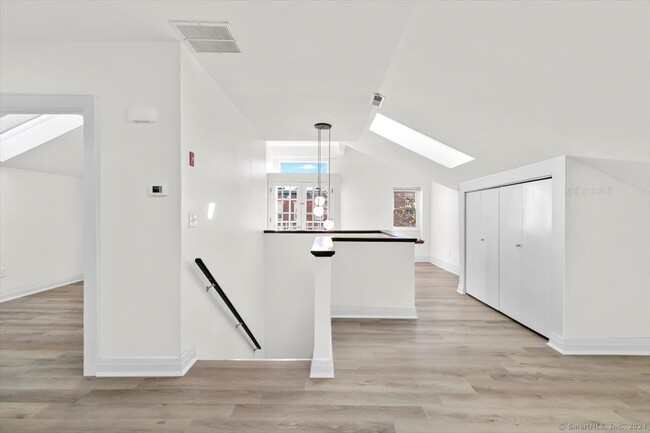 Building Photo - 972 State St