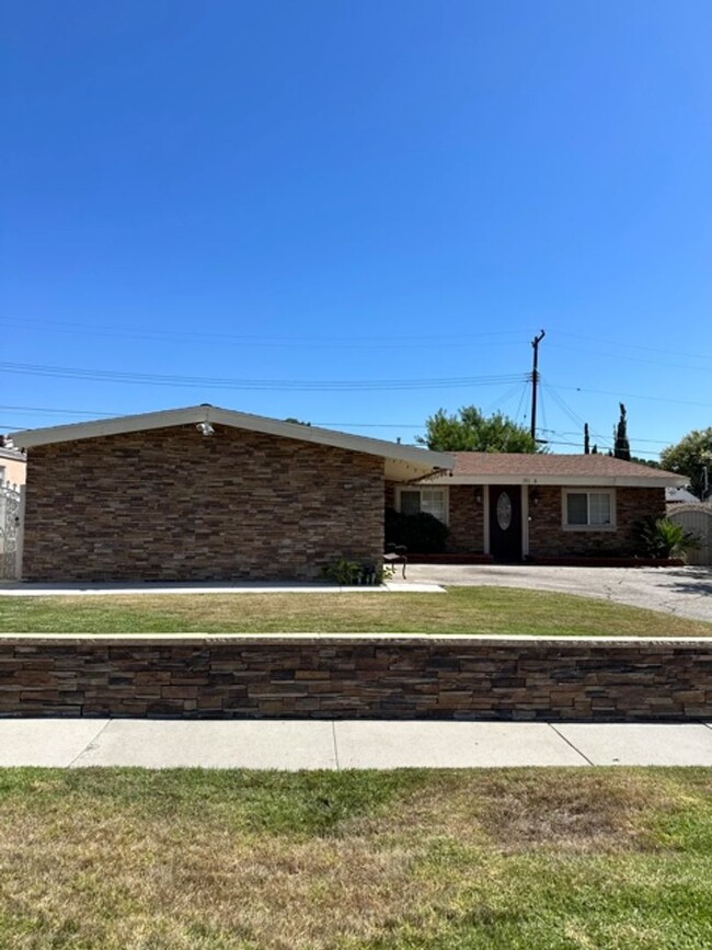 Building Photo - COMING SOON! 3 Bedroom Home for Rent in Ca...