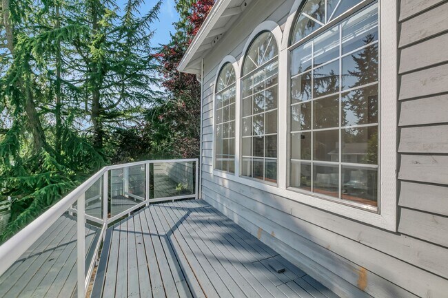 Building Photo - 3-bedroom, 2.5-bathroom home located in Fe...