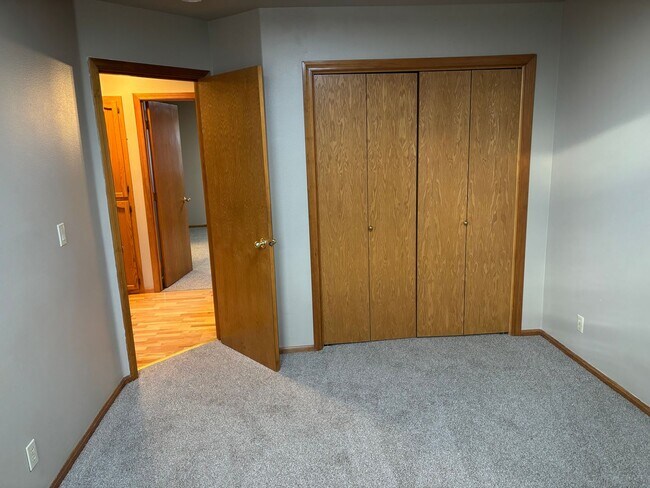 Building Photo - Desirable one Level Home in SW Redmond!