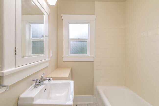 Building Photo - 1029 NE 31st Ave