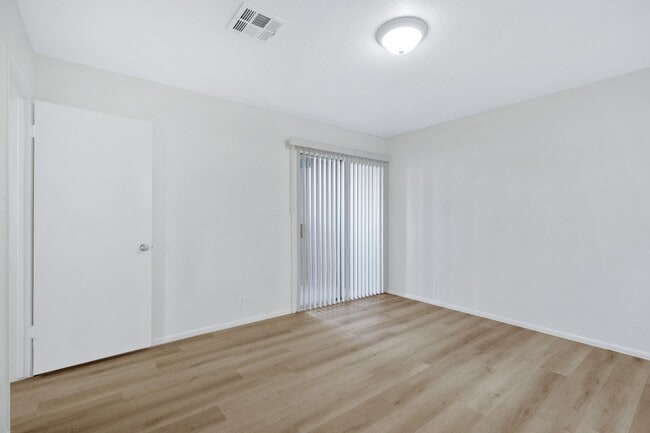 Building Photo - Private 2/2  Unit • Quiet Community • Prime North Phoenix Location