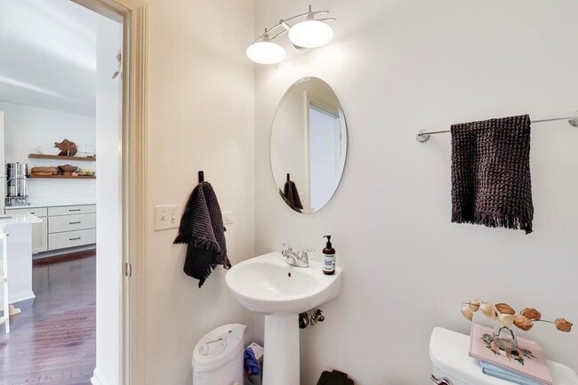 Building Photo - 303 S NW Hwy