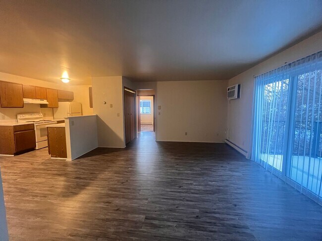 Building Photo - Spacious Two Bedroom Upper Apartment with Laundry in Unit!