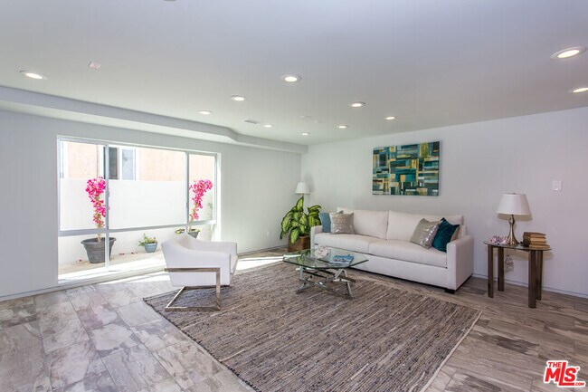 Building Photo - 615 6th Ave