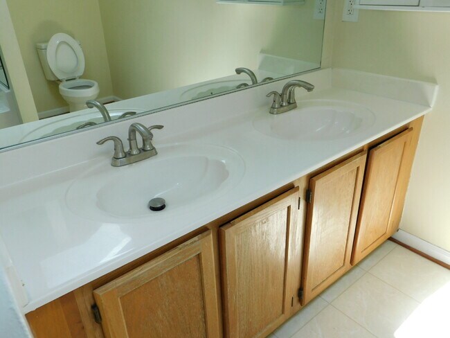 Building Photo - "Spacious 4-Bedroom Gem on Hughart Street with 2.5 Bathrooms and 2108 Sq. Ft. of Comfort!"