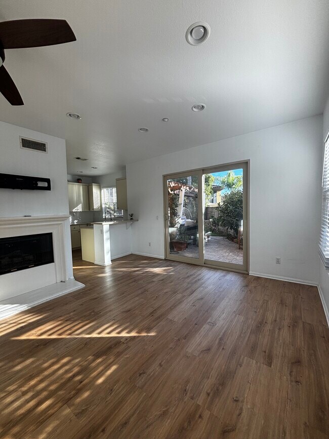 Building Photo - 2727 Bellezza Dr