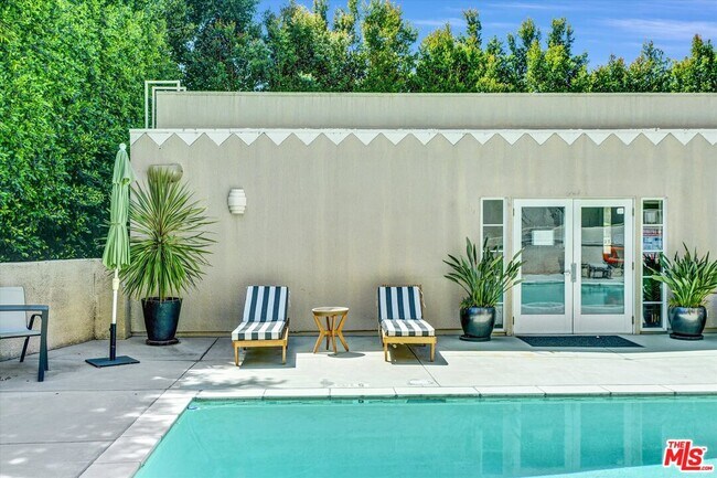 Building Photo - 2222 Beachwood Dr