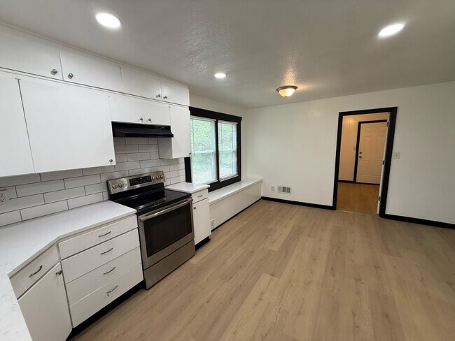 Building Photo - 5 Bedroom