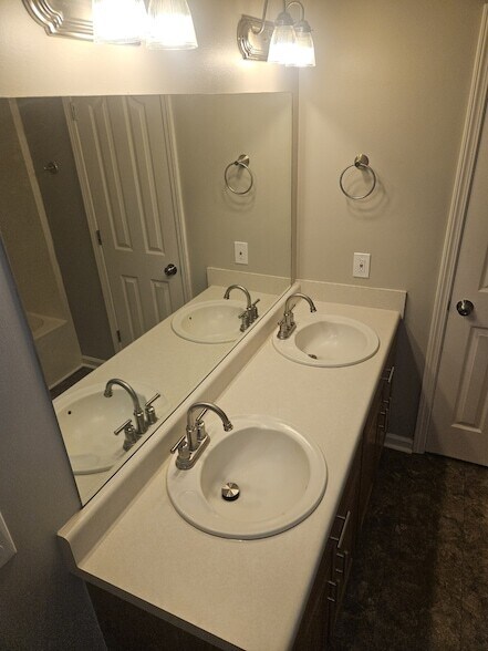 Building Photo - 1911 Pecan Ridge Dr