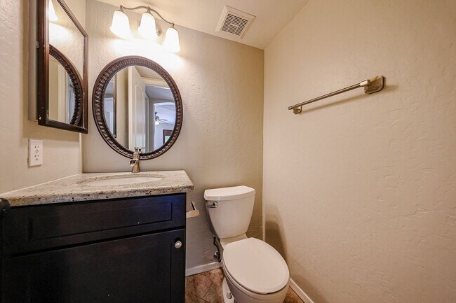 Building Photo - Stunning 3 bedroom, 2.5 bathroom Gold Cour...