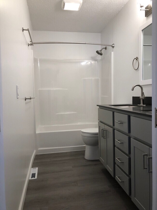 Bathroom - 806 Northlawn St NE