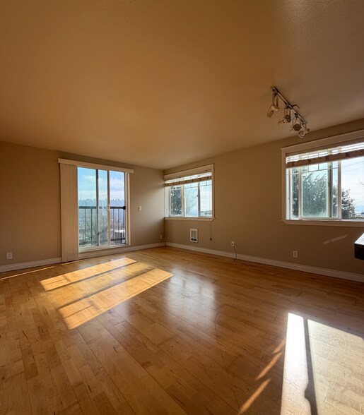 Building Photo - 2200 Thorndyke Ave W