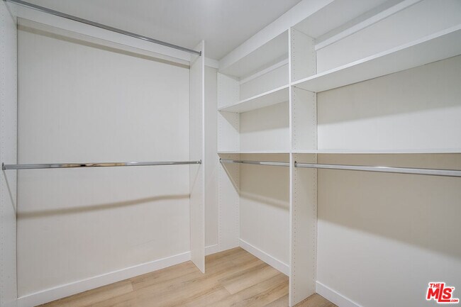 Building Photo - 1470 Rexford Dr