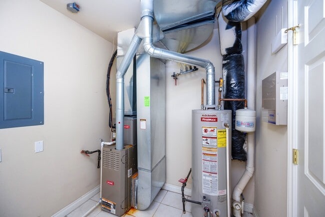 Building Photo - 5706 Hampshire Ln