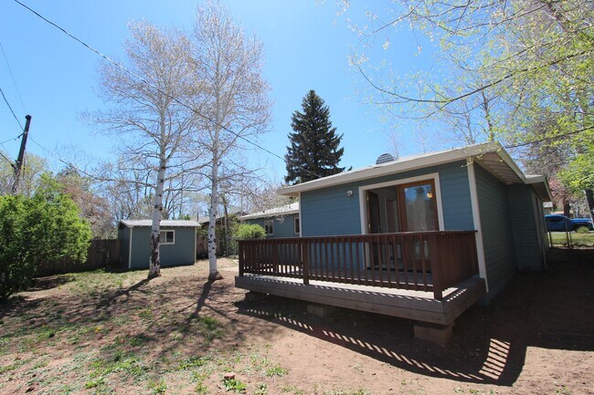 Building Photo - AVAILABLE NOW! Charming Single-Story Home ...