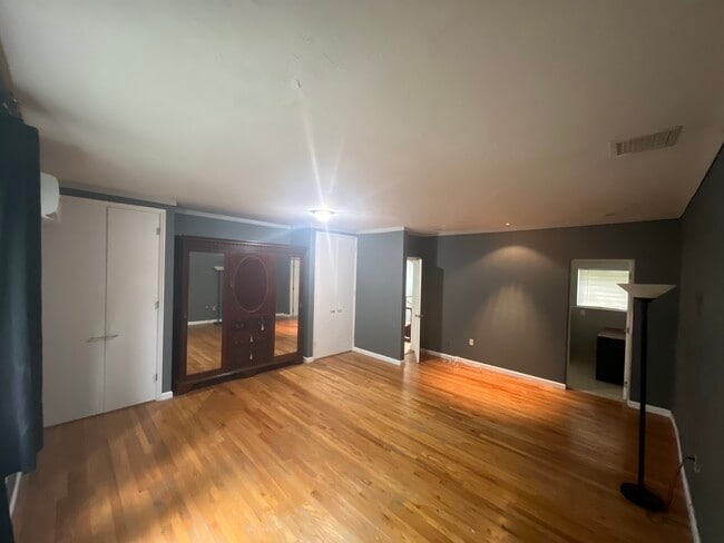 Building Photo - 100 NE 43rd St