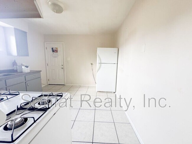 Building Photo - 423 S Murat St