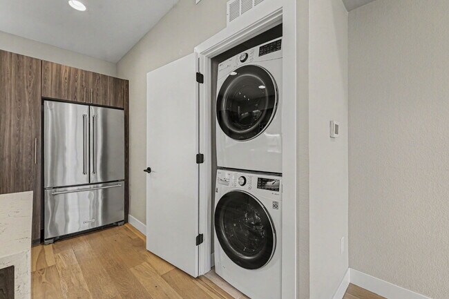 Building Photo - Newer Construction Townhome Available Now!