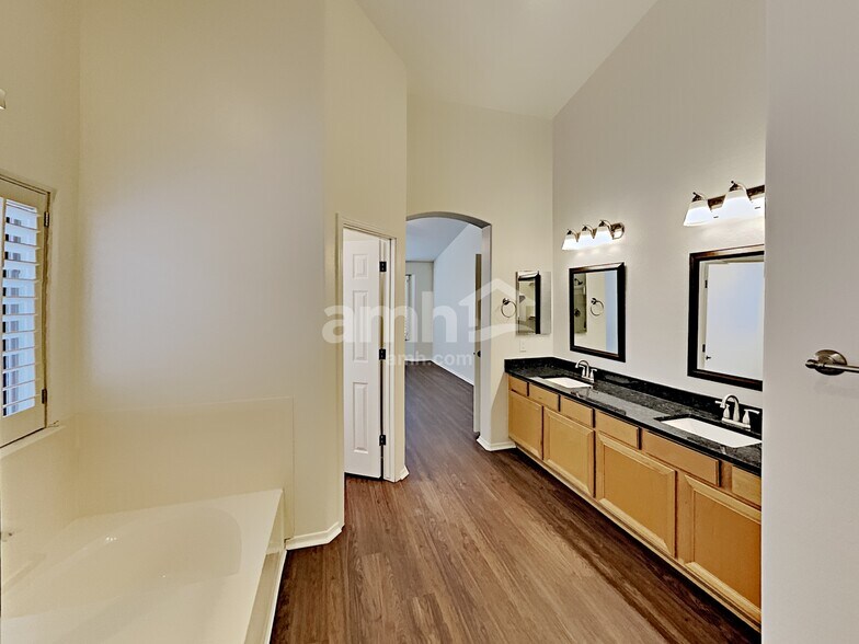 Building Photo - 12729 W Earll Dr