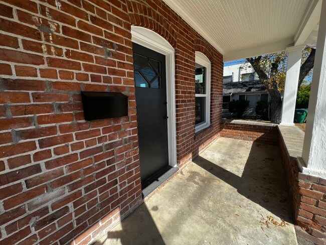 Building Photo - Beautiful 2-Bedroom House with Yard