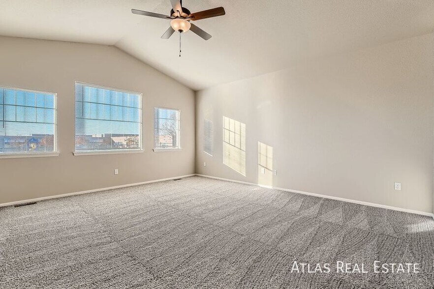 Building Photo - 708 Finch Dr