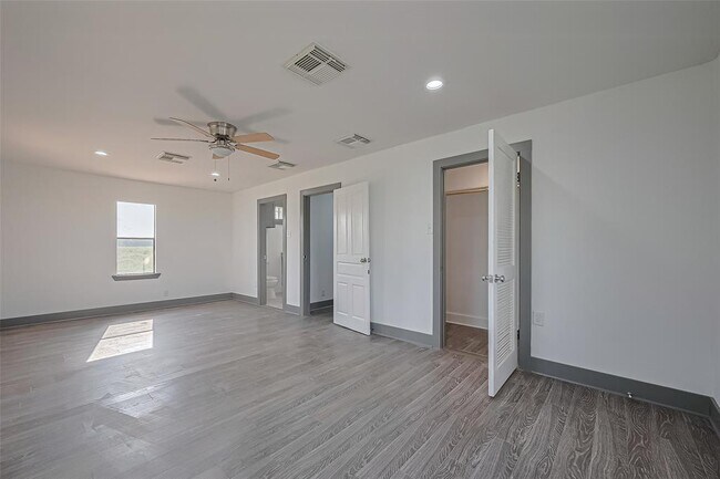 Building Photo - 22334 FM 762 Rd