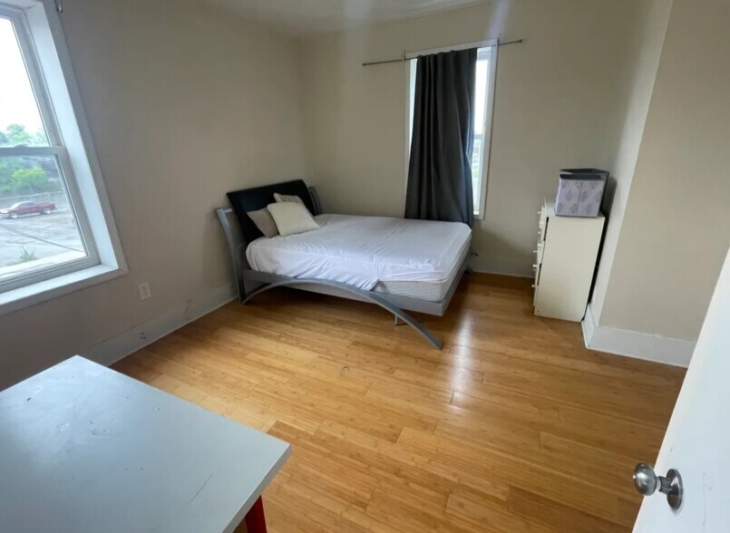 2R Bedroom - 23 E Clinton St