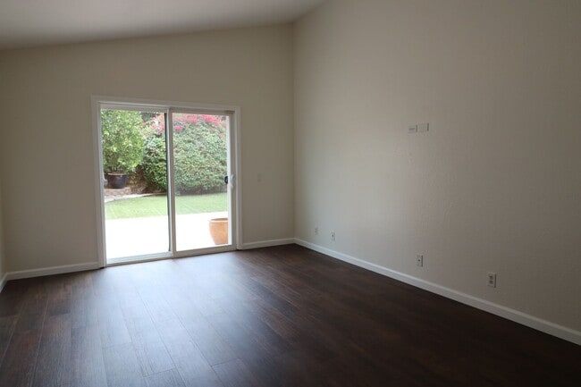 Building Photo - Gorgeous 2/Bed, 2/Bath Home in Simi Valley!