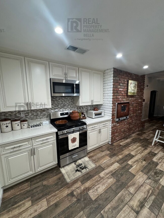 Building Photo - 3-Bed, 2-Bath Oasis in Hemet with Sparklin...