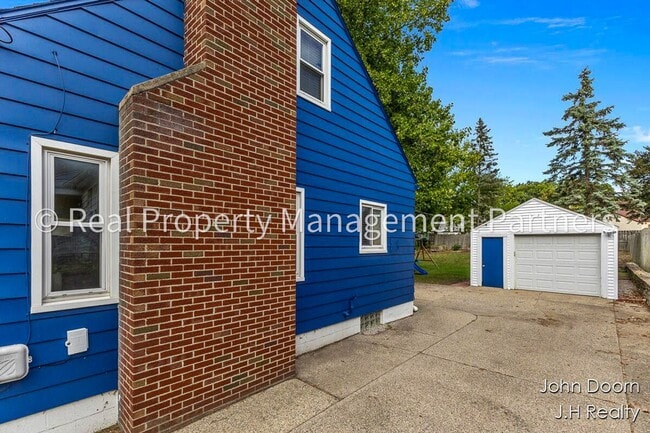 Building Photo - Spacious 3-Bedroom Home in Alger Heights –...