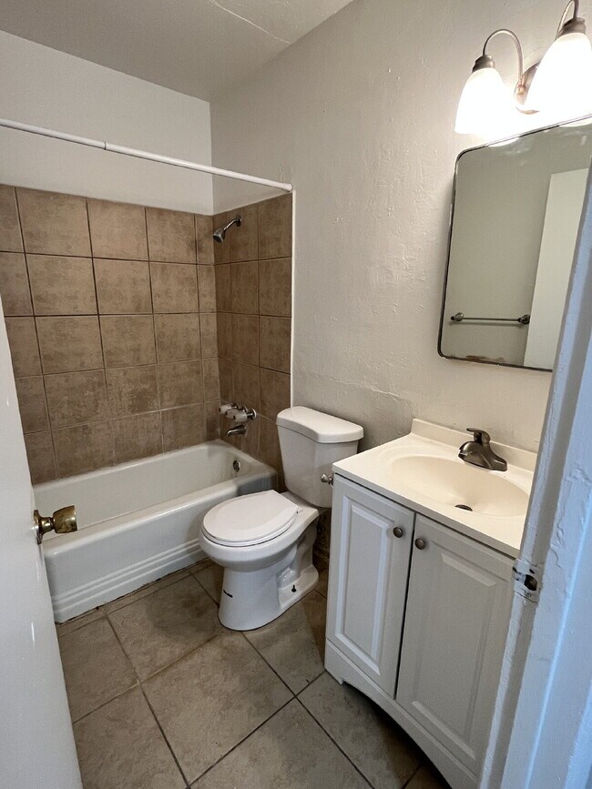 Building Photo - Coming Soon! 2 bedroom in Tempe. - Availab...