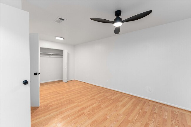 Building Photo - 13911 Hollowgreen Dr