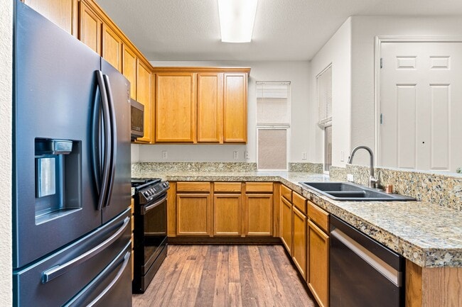 Building Photo - Modern 4 Bed Home with Office, AC, Garage,...