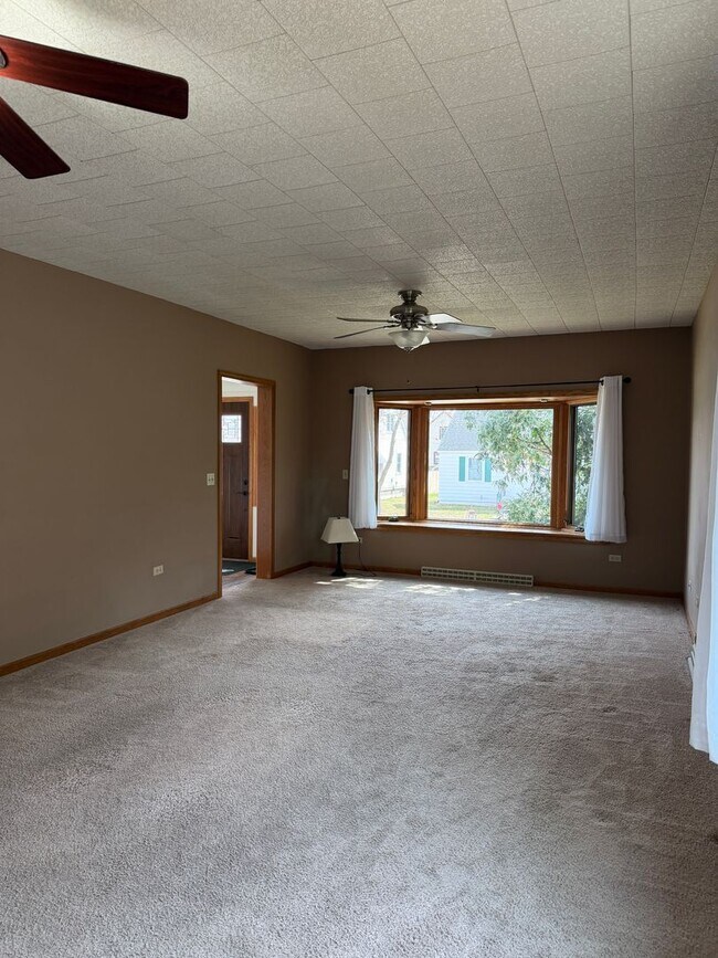 Building Photo - 3 Bed, 2 Bath Home with Garage