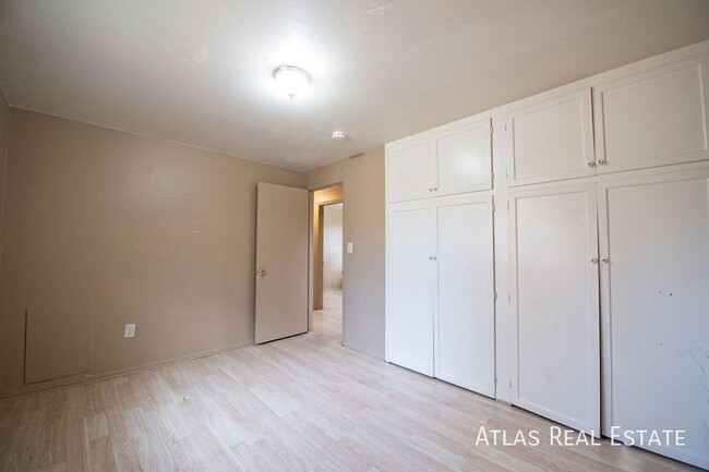 Building Photo - Spacious 3 Bedroom Available now!