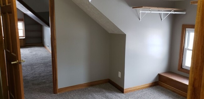 Building Photo - 3 bedroom 2 bath