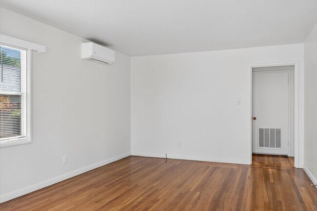 Building Photo - $2,800 /Month Beautiful 1 Bed, 1 Bath Single Story Centrally located in Petaluma!