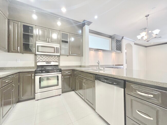 Building Photo - 11833 Darlington Ave