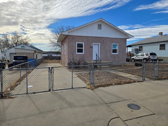 Building Photo - 1320 E Ash St