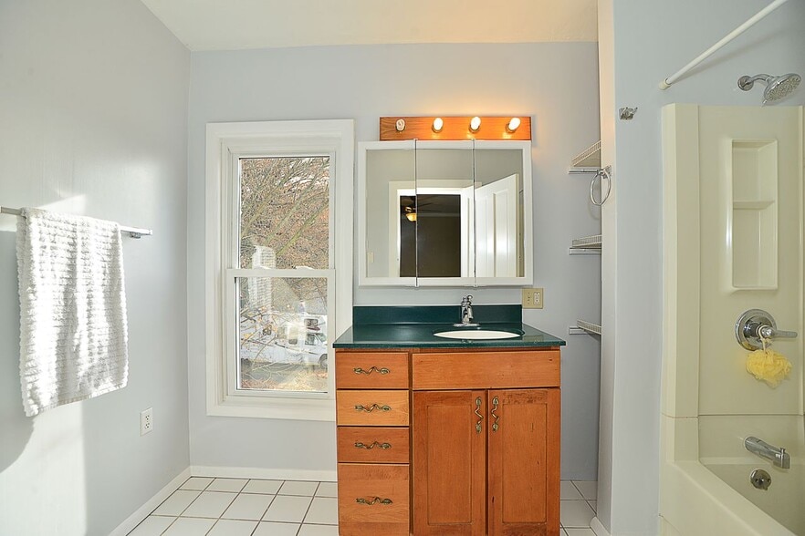 Master bath - 98 Ohio River Blvd