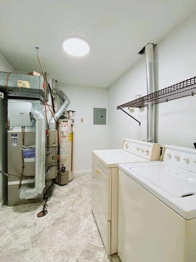 Building Photo - 11166 Westwind Dr