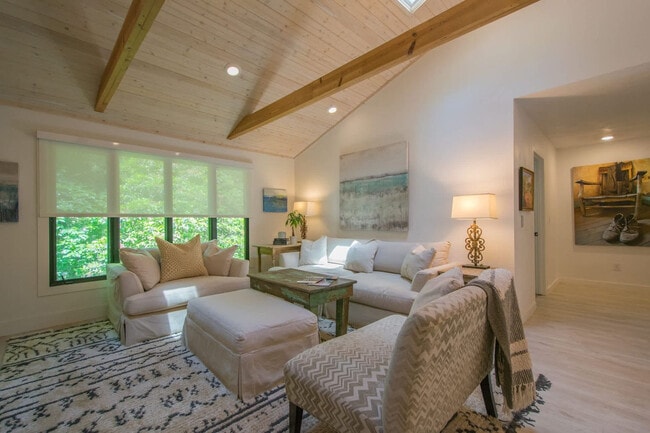 Building Photo - 2750 Holly Hill Dr