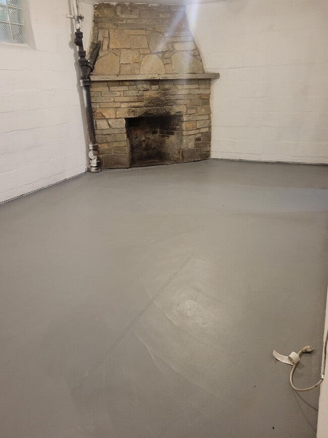 Building Photo - 2436 Laketon Rd